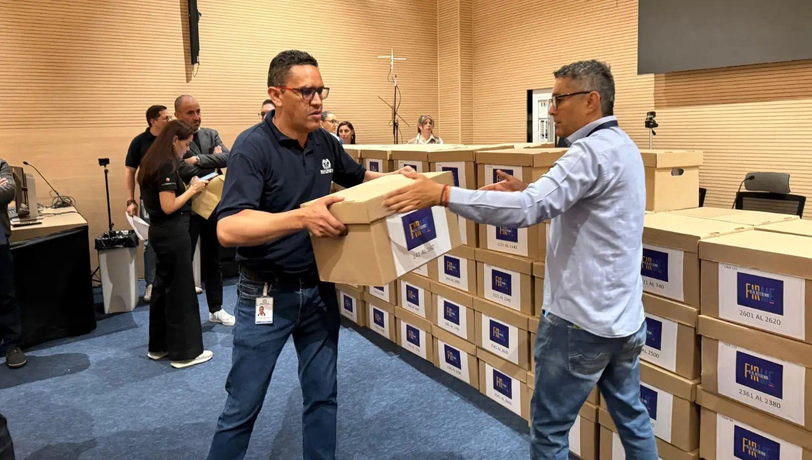 Imagen de la noticia Las firmas para avalar el Referendo por la Autonomía Fiscal ya están en manos de la Registraduría